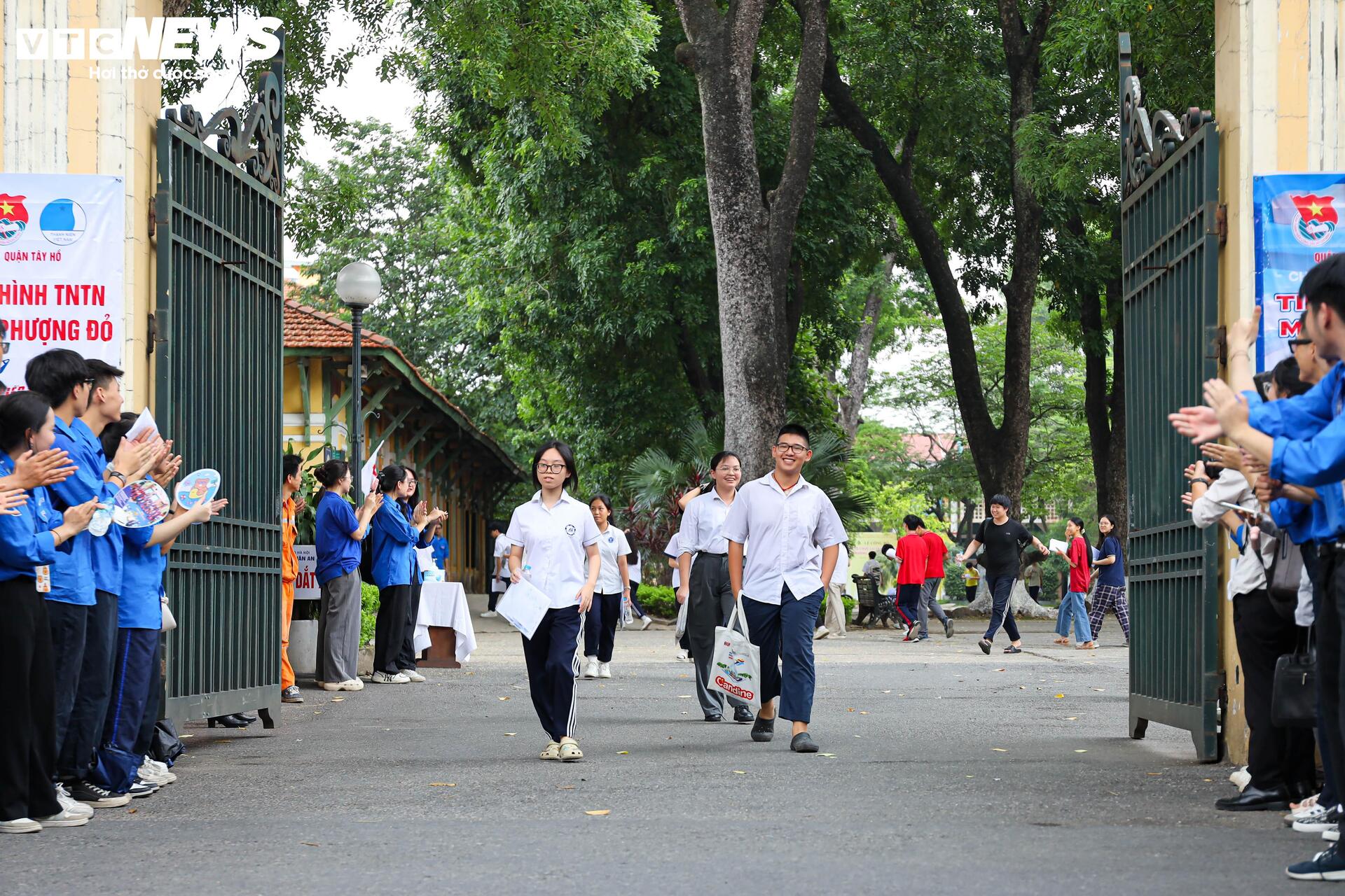 'Trúng tủ đề', thí sinh viết liền 8 trang giấy, nắm chắc 8 điểm trong tay - Ảnh 2. 'Trúng tủ đề', thí sinh viết liền 8 trang giấy, nắm chắc 8 điểm trong tay - Ảnh 2.
