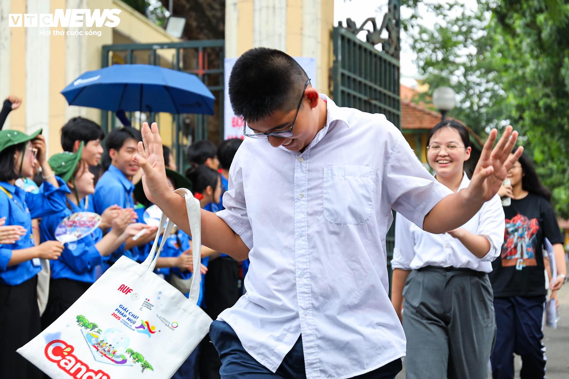 'Trúng tủ đề', thí sinh viết liền 8 trang giấy, nắm chắc 8 điểm trong tay - Ảnh 3. 'Trúng tủ đề', thí sinh viết liền 8 trang giấy, nắm chắc 8 điểm trong tay - Ảnh 3.