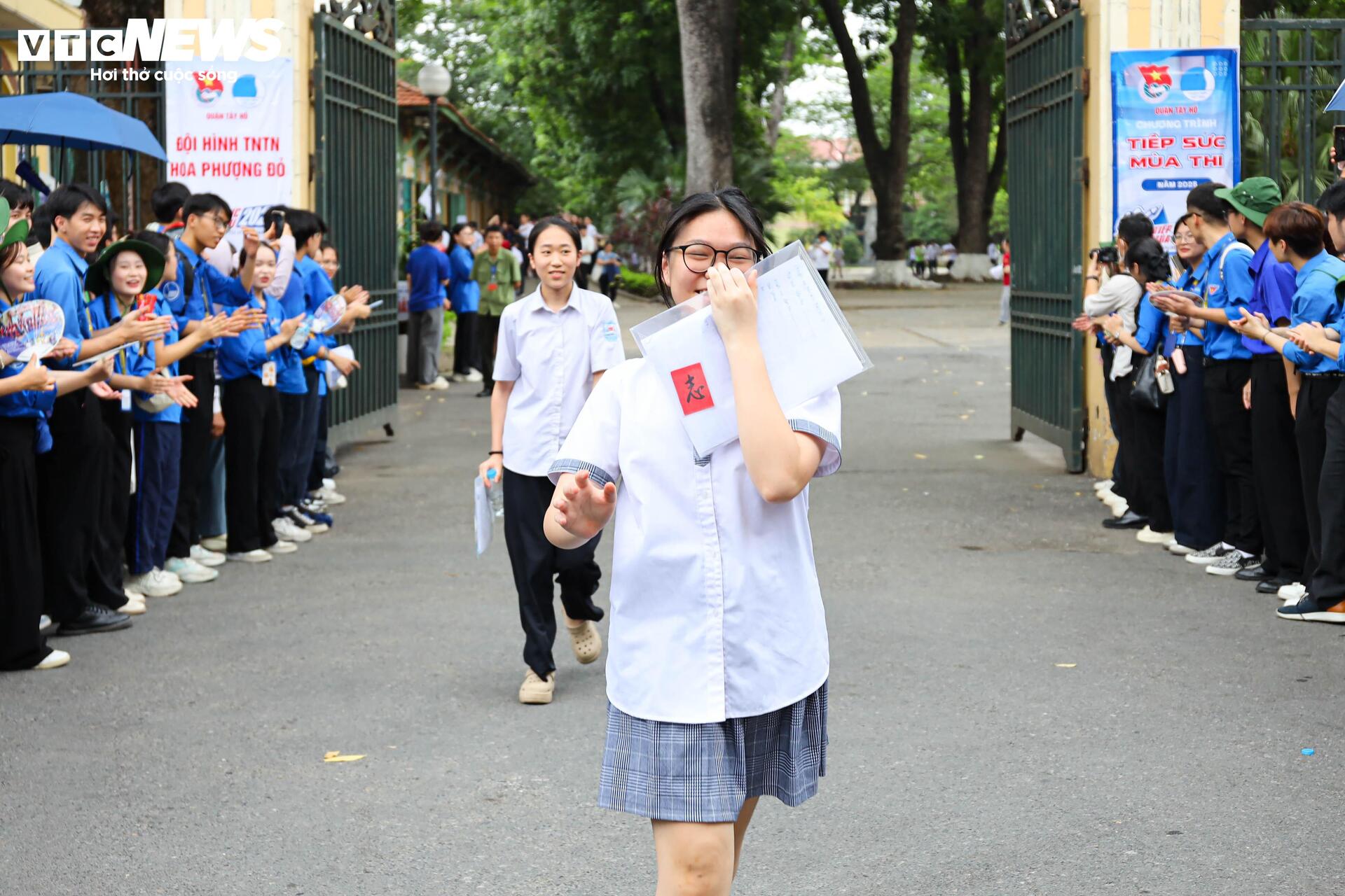 'Trúng tủ đề', thí sinh viết liền 8 trang giấy, nắm chắc 8 điểm trong tay - Ảnh 7. 'Trúng tủ đề', thí sinh viết liền 8 trang giấy, nắm chắc 8 điểm trong tay - Ảnh 7.