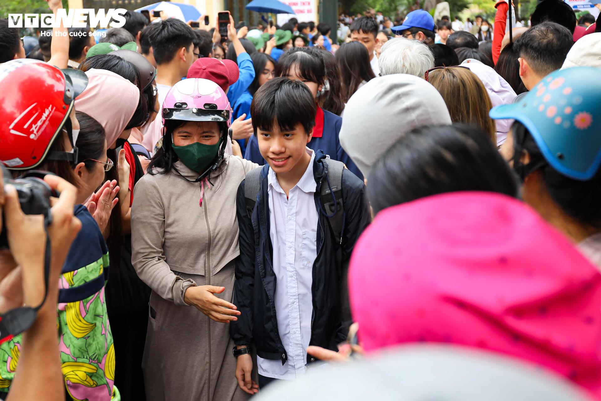 'Trúng tủ đề', thí sinh viết liền 8 trang giấy, nắm chắc 8 điểm trong tay - Ảnh 11. 'Trúng tủ đề', thí sinh viết liền 8 trang giấy, nắm chắc 8 điểm trong tay - Ảnh 11.