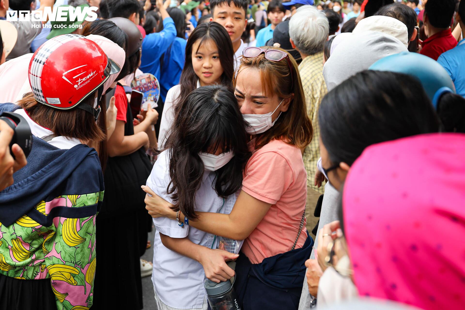'Trúng tủ đề', thí sinh viết liền 8 trang giấy, nắm chắc 8 điểm trong tay - Ảnh 9. 'Trúng tủ đề', thí sinh viết liền 8 trang giấy, nắm chắc 8 điểm trong tay - Ảnh 9.