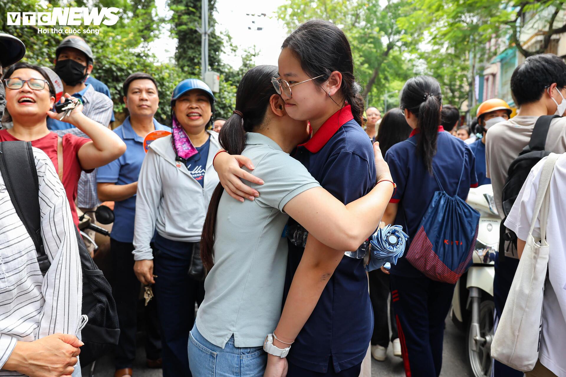 'Trúng tủ đề', thí sinh viết liền 8 trang giấy, nắm chắc 8 điểm trong tay - Ảnh 18. 'Trúng tủ đề', thí sinh viết liền 8 trang giấy, nắm chắc 8 điểm trong tay - Ảnh 18.