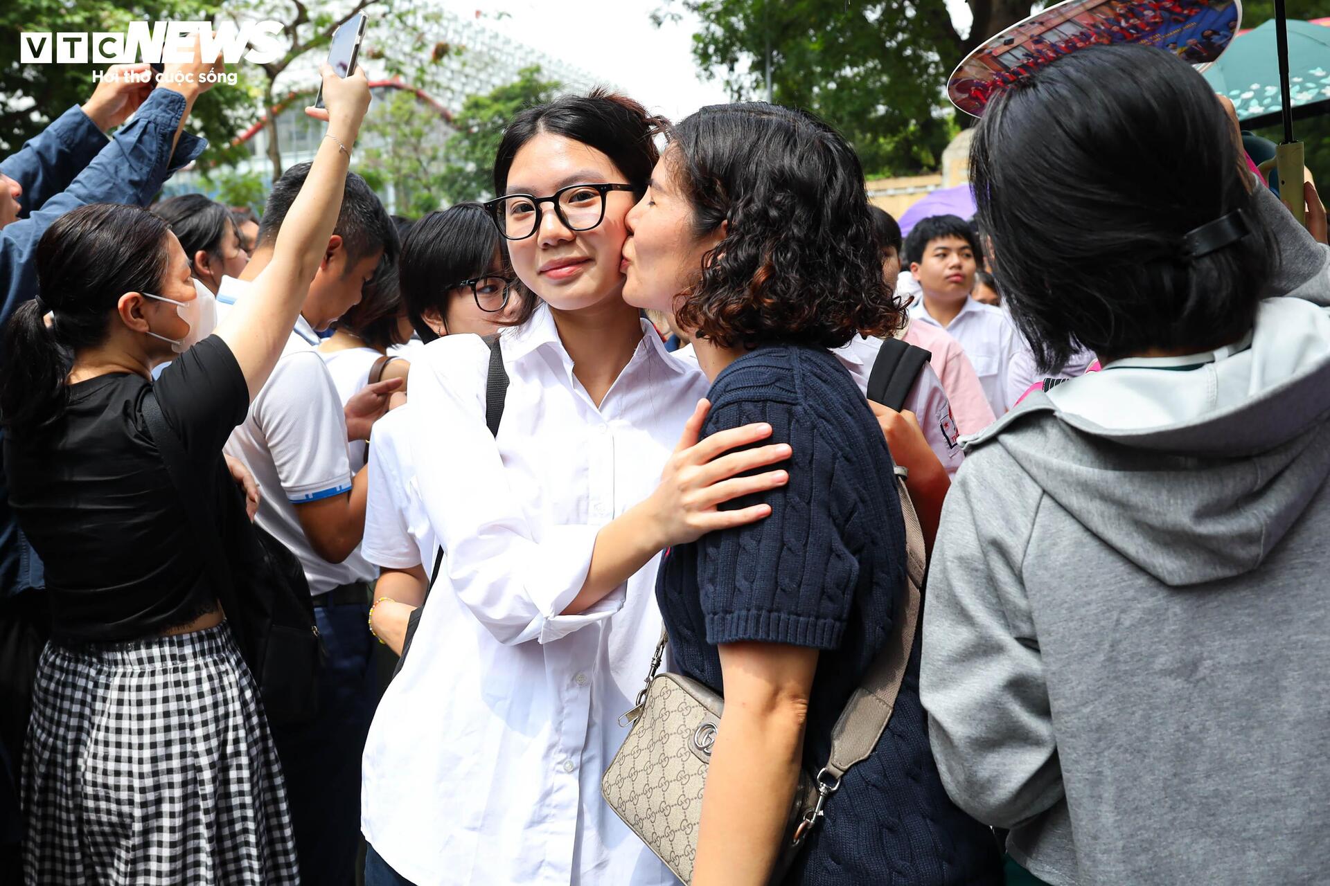 'Trúng tủ đề', thí sinh viết liền 8 trang giấy, nắm chắc 8 điểm trong tay - Ảnh 10. 'Trúng tủ đề', thí sinh viết liền 8 trang giấy, nắm chắc 8 điểm trong tay - Ảnh 10.