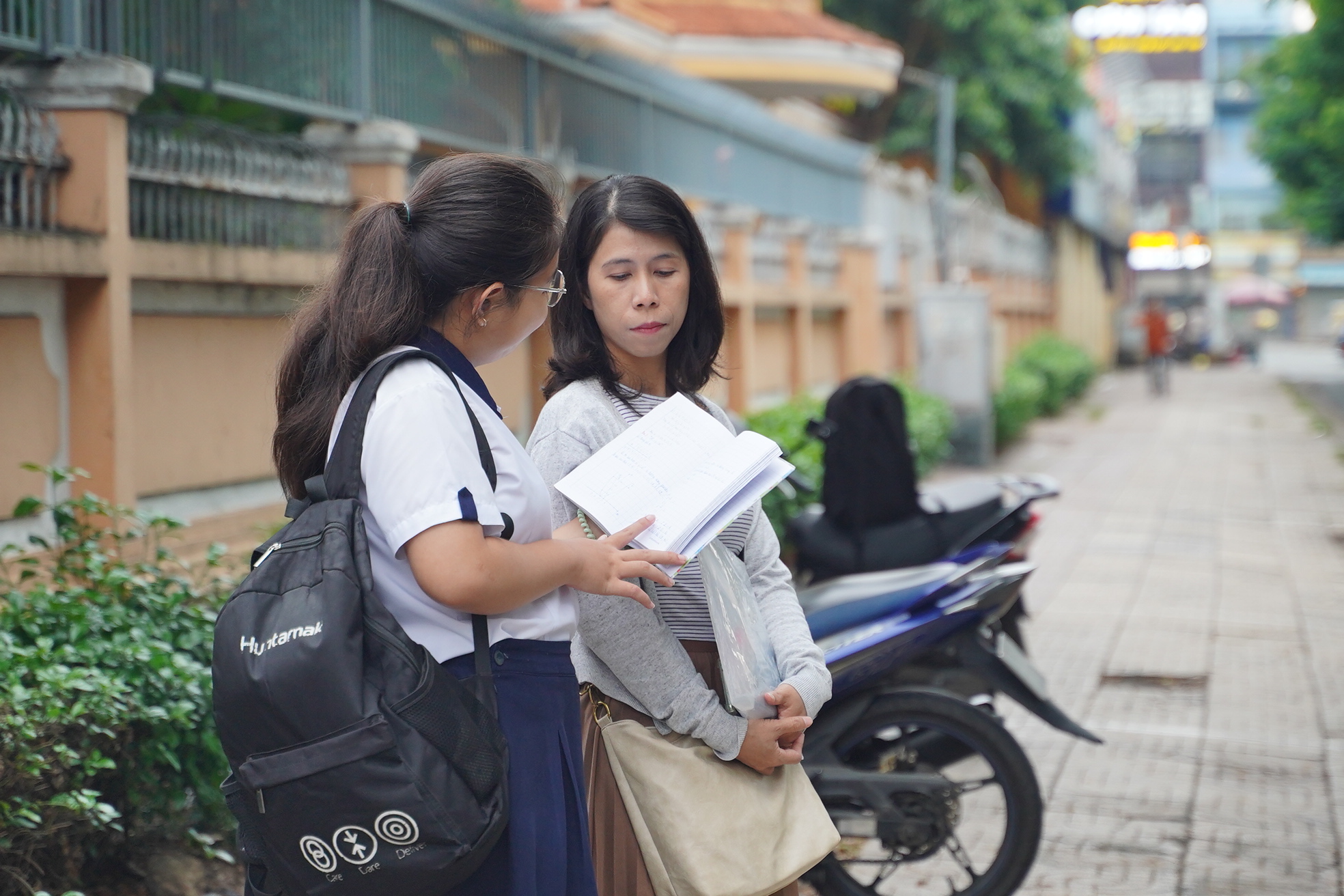 Đề Toán vào lớp 10 TP.HCM có tính phân loại cao, thí sinh kẻ cười người mếu nhưng không sao đâu: Vì thi xong rồi! - Ảnh 26. Đề Toán vào lớp 10 TP.HCM có tính phân loại cao, thí sinh kẻ cười người mếu nhưng không sao đâu: Vì thi xong rồi! - Ảnh 26.
