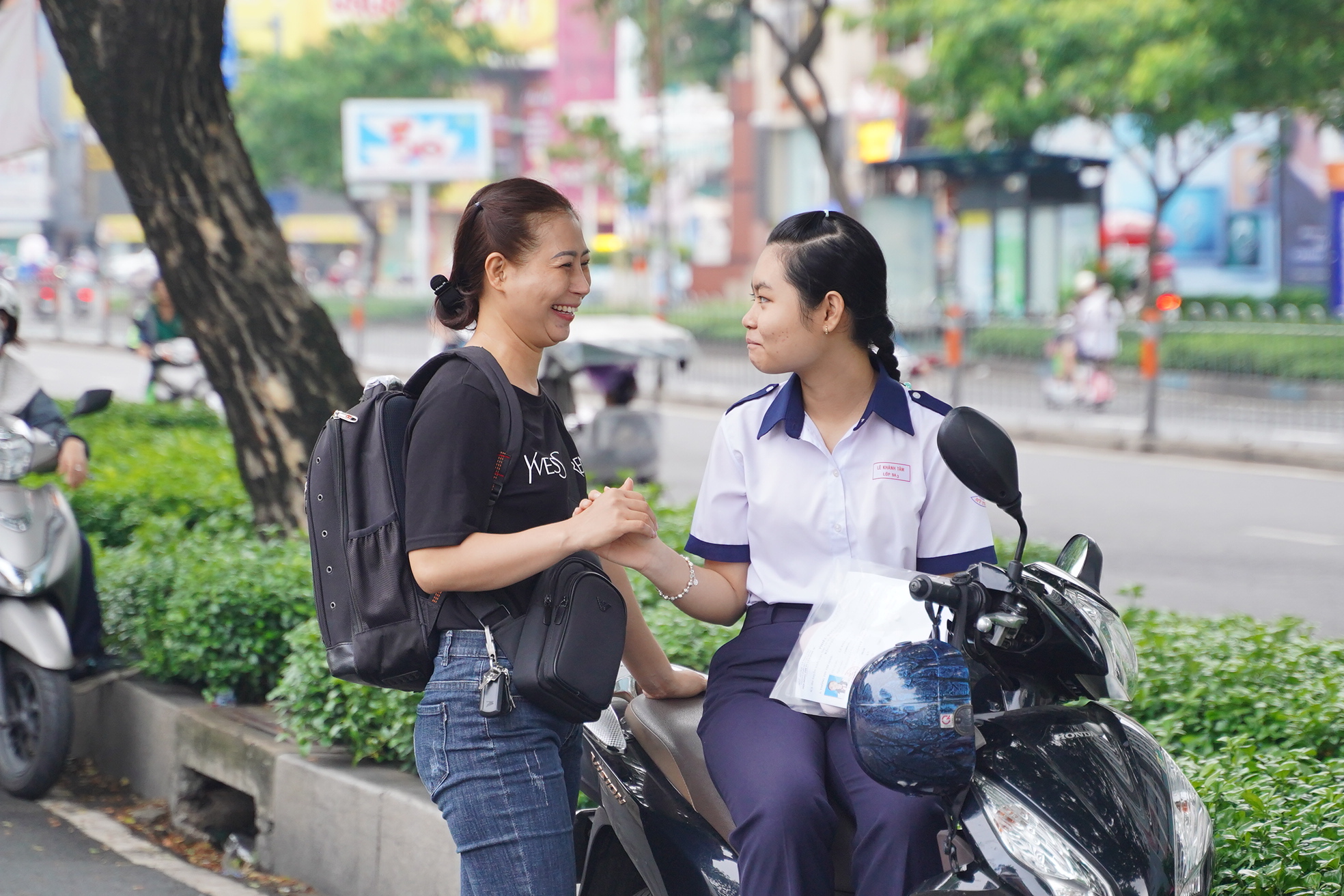 Đề Toán vào lớp 10 TP.HCM có tính phân loại cao, thí sinh kẻ cười người mếu nhưng không sao đâu: Vì thi xong rồi! - Ảnh 22. Đề Toán vào lớp 10 TP.HCM có tính phân loại cao, thí sinh kẻ cười người mếu nhưng không sao đâu: Vì thi xong rồi! - Ảnh 22.