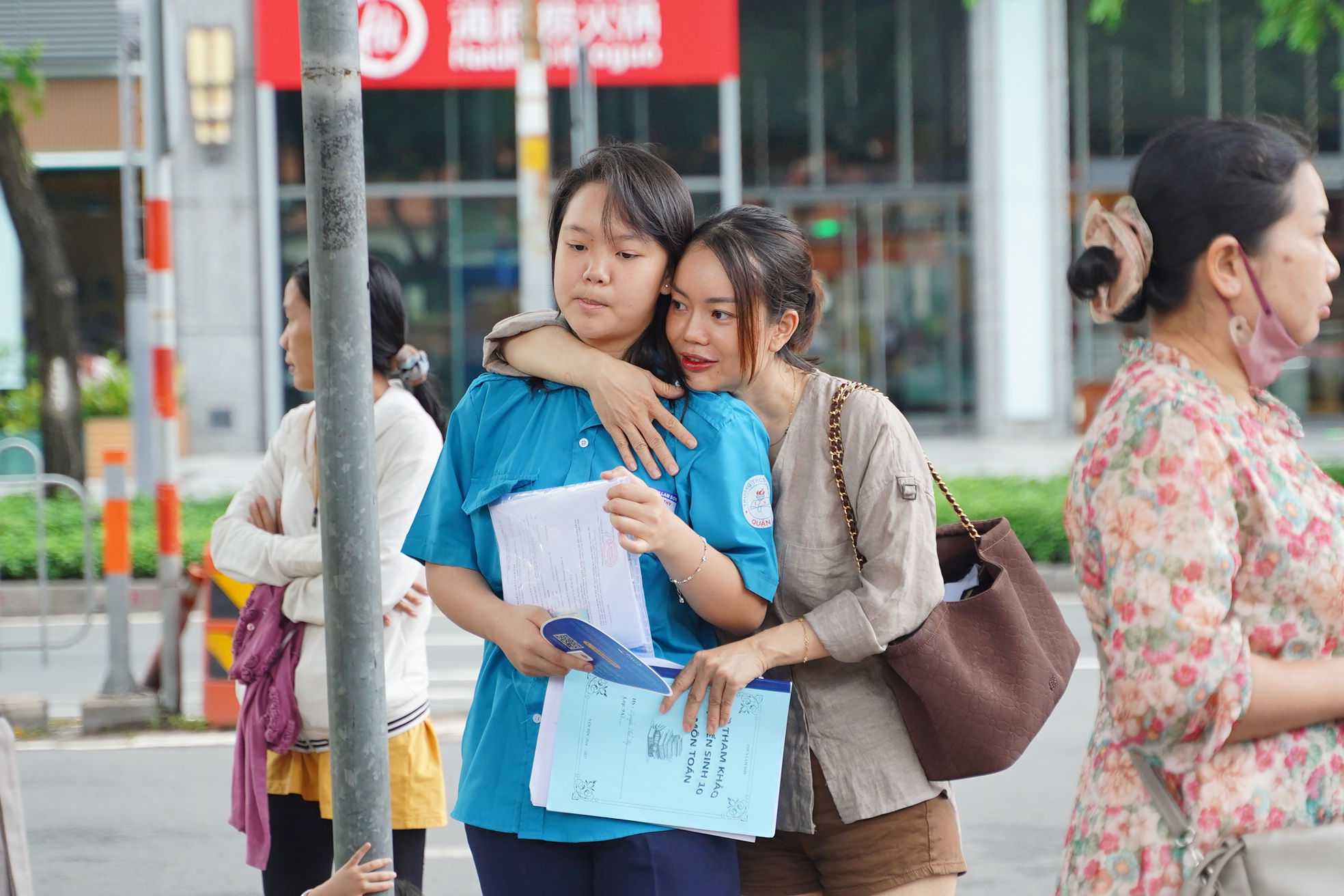 Đề Toán vào lớp 10 TP.HCM có tính phân loại cao, thí sinh kẻ cười người mếu nhưng không sao đâu: Vì thi xong rồi! - Ảnh 23. Đề Toán vào lớp 10 TP.HCM có tính phân loại cao, thí sinh kẻ cười người mếu nhưng không sao đâu: Vì thi xong rồi! - Ảnh 23.