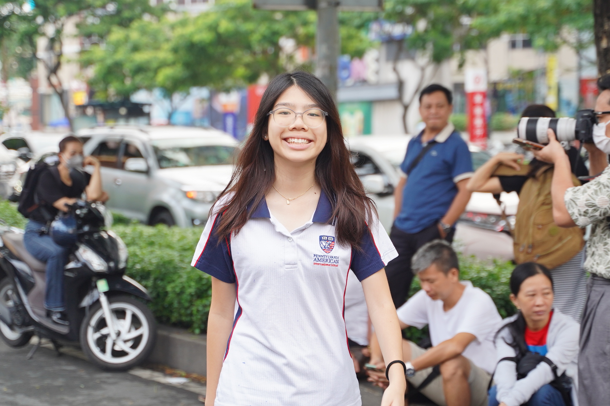 Đề Toán vào lớp 10 TP.HCM có tính phân loại cao, thí sinh kẻ cười người mếu nhưng không sao đâu: Vì thi xong rồi! - Ảnh 16. Đề Toán vào lớp 10 TP.HCM có tính phân loại cao, thí sinh kẻ cười người mếu nhưng không sao đâu: Vì thi xong rồi! - Ảnh 16.