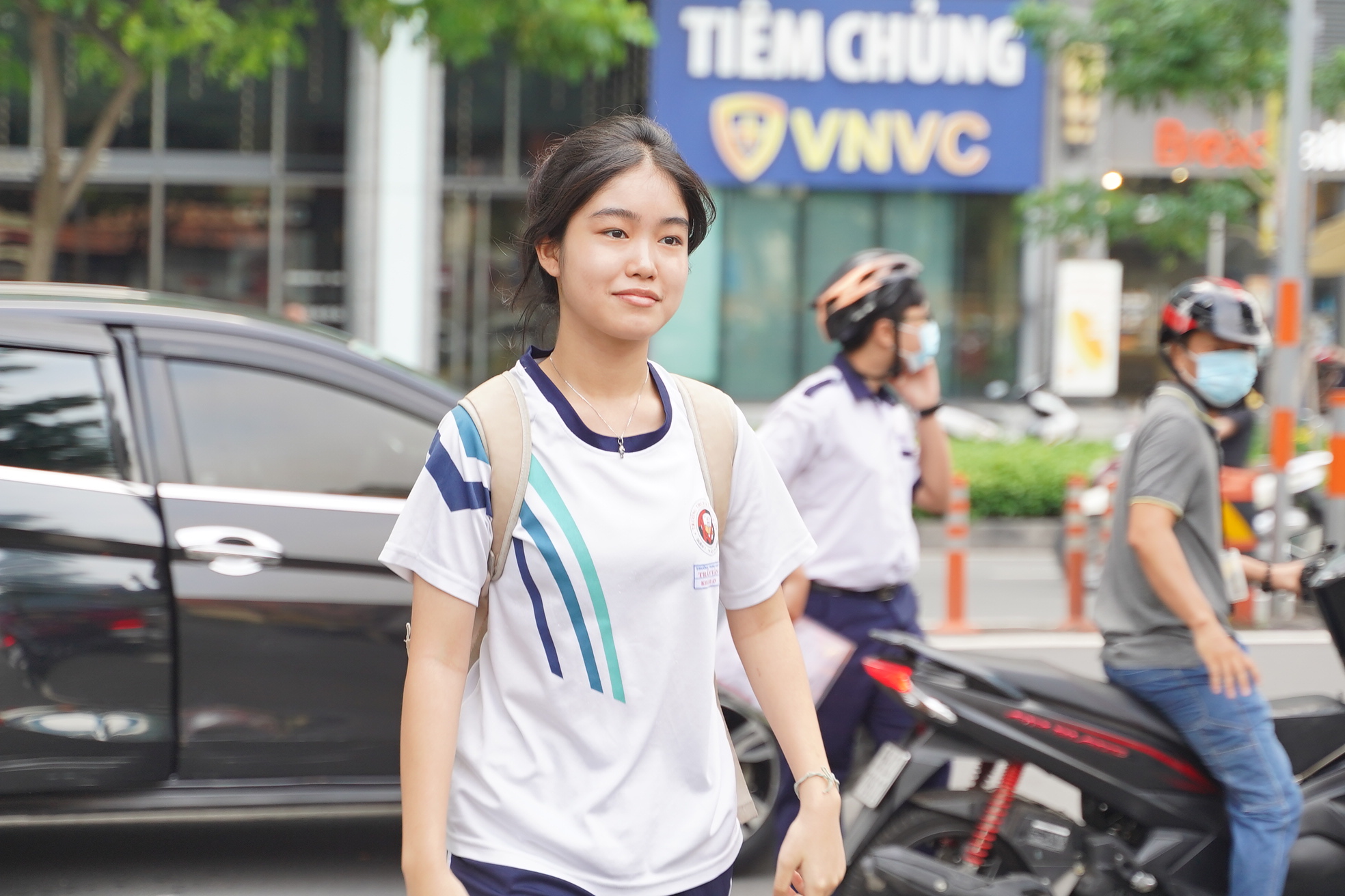 Đề Toán vào lớp 10 TP.HCM có tính phân loại cao, thí sinh kẻ cười người mếu nhưng không sao đâu: Vì thi xong rồi! - Ảnh 18. Đề Toán vào lớp 10 TP.HCM có tính phân loại cao, thí sinh kẻ cười người mếu nhưng không sao đâu: Vì thi xong rồi! - Ảnh 18.