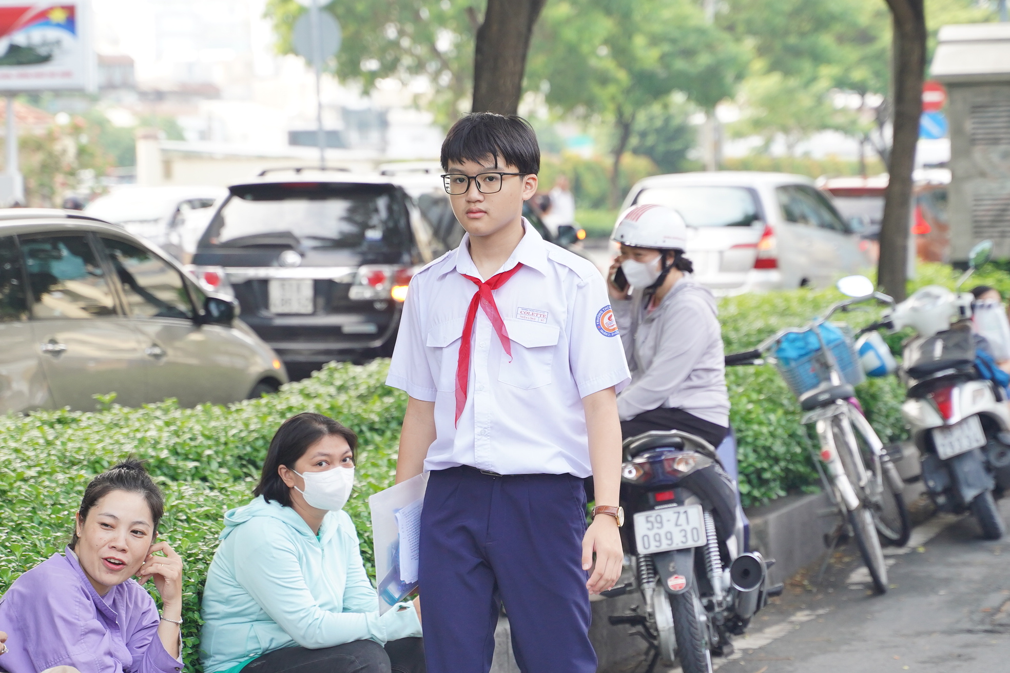 Đề Toán vào lớp 10 TP.HCM có tính phân loại cao, thí sinh kẻ cười người mếu nhưng không sao đâu: Vì thi xong rồi! - Ảnh 17. Đề Toán vào lớp 10 TP.HCM có tính phân loại cao, thí sinh kẻ cười người mếu nhưng không sao đâu: Vì thi xong rồi! - Ảnh 17.