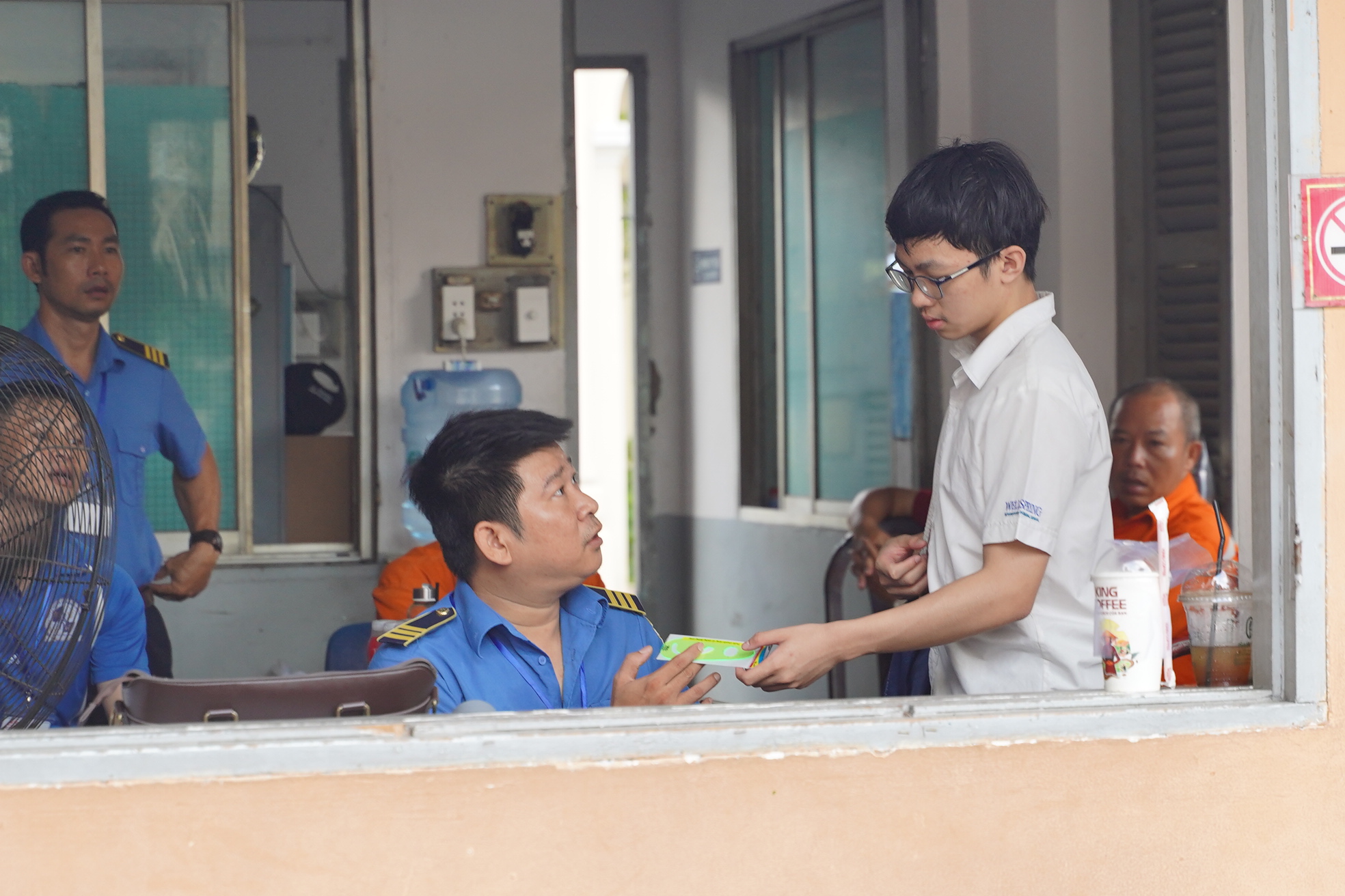 Đề Toán vào lớp 10 TP.HCM có tính phân loại cao, thí sinh kẻ cười người mếu nhưng không sao đâu: Vì thi xong rồi! - Ảnh 12. Đề Toán vào lớp 10 TP.HCM có tính phân loại cao, thí sinh kẻ cười người mếu nhưng không sao đâu: Vì thi xong rồi! - Ảnh 12.