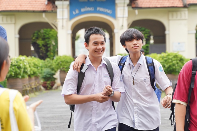 Đề Toán vào lớp 10 TP.HCM có tính phân loại cao, thí sinh kẻ cười người mếu nhưng không sao đâu: Vì thi xong rồi! - Ảnh 3. Đề Toán vào lớp 10 TP.HCM có tính phân loại cao, thí sinh kẻ cười người mếu nhưng không sao đâu: Vì thi xong rồi! - Ảnh 3.