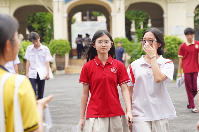 Đề Toán vào lớp 10 TP.HCM có tính phân loại cao, thí sinh kẻ cười người mếu nhưng không sao đâu: Vì thi xong rồi! - Ảnh 2. Đề Toán vào lớp 10 TP.HCM có tính phân loại cao, thí sinh kẻ cười người mếu nhưng không sao đâu: Vì thi xong rồi! - Ảnh 2.