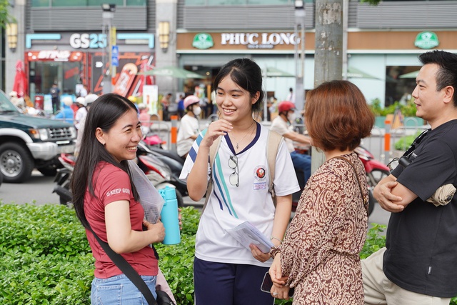 Đề Toán vào lớp 10 TP.HCM có tính phân loại cao, thí sinh kẻ cười người mếu nhưng không sao đâu: Vì thi xong rồi! - Ảnh 1. Đề Toán vào lớp 10 TP.HCM có tính phân loại cao, thí sinh kẻ cười người mếu nhưng không sao đâu: Vì thi xong rồi! - Ảnh 1.