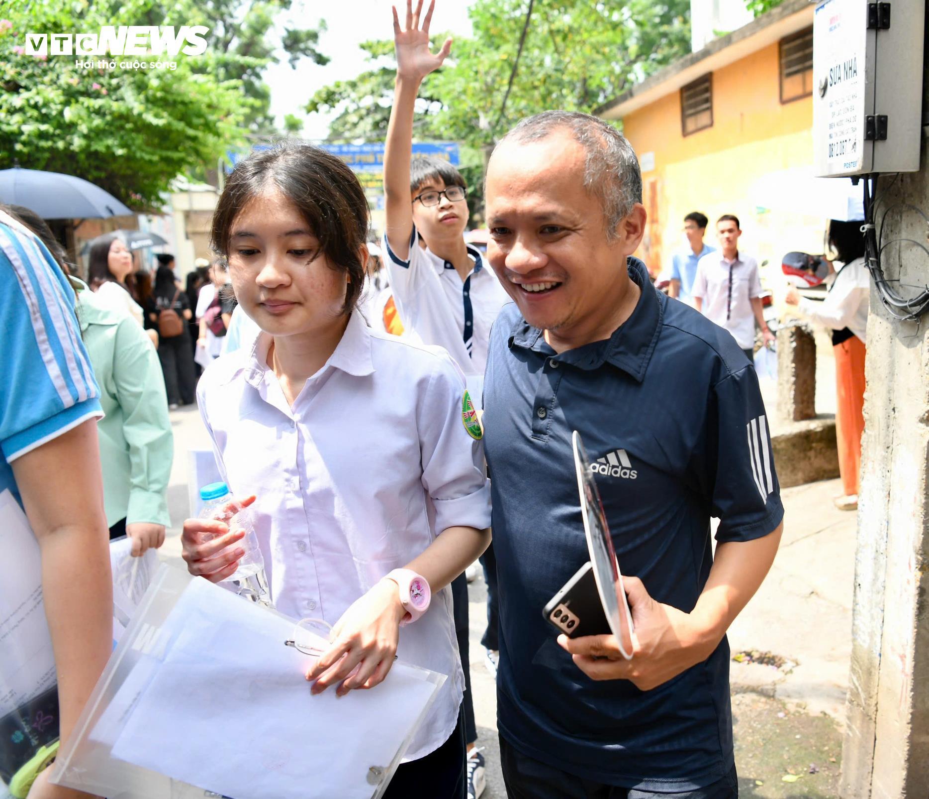 'Trúng tủ đề', thí sinh viết liền 8 trang giấy, nắm chắc 8 điểm trong tay - Ảnh 15. 'Trúng tủ đề', thí sinh viết liền 8 trang giấy, nắm chắc 8 điểm trong tay - Ảnh 15.