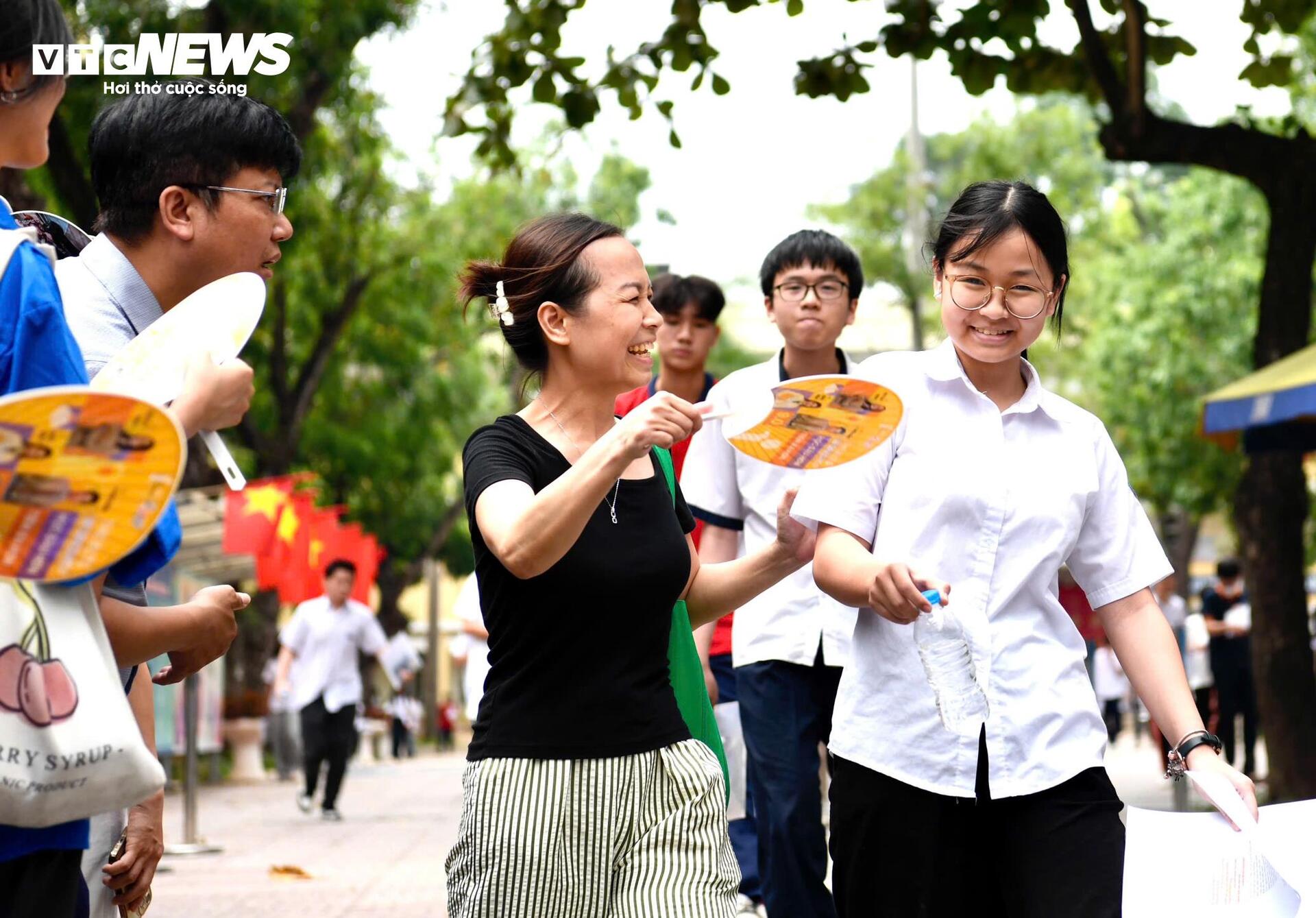 'Trúng tủ đề', thí sinh viết liền 8 trang giấy, nắm chắc 8 điểm trong tay - Ảnh 17. 'Trúng tủ đề', thí sinh viết liền 8 trang giấy, nắm chắc 8 điểm trong tay - Ảnh 17.