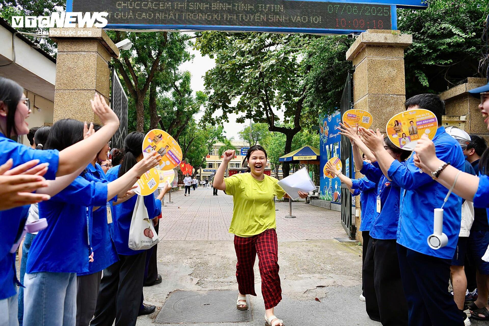 'Trúng tủ đề', thí sinh viết liền 8 trang giấy, nắm chắc 8 điểm trong tay - Ảnh 13. 'Trúng tủ đề', thí sinh viết liền 8 trang giấy, nắm chắc 8 điểm trong tay - Ảnh 13.