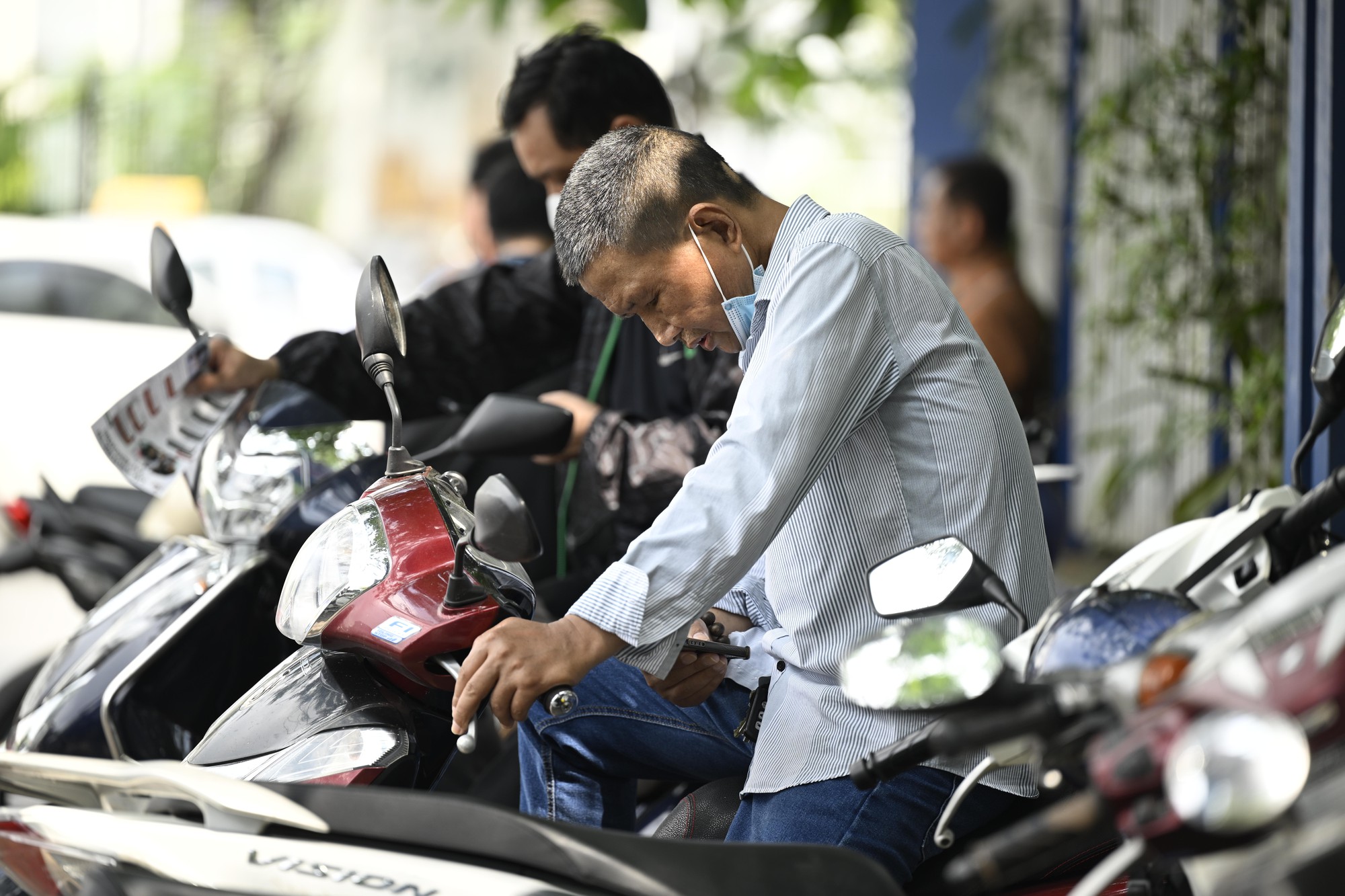 Thi vào lớp 10 Hà Nội môn đầu tiên - Ngữ văn: Chính thức hết giờ làm bài, phụ huynh hồi hộp chờ con ra - Ảnh 5. Thi vào lớp 10 Hà Nội môn đầu tiên - Ngữ văn: Chính thức hết giờ làm bài, phụ huynh hồi hộp chờ con ra - Ảnh 5.