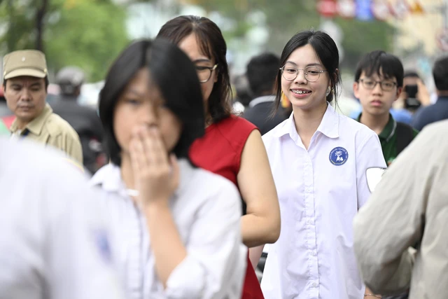 CẬP NHẬT: Chiều 7/6, Hà Nội nóng hơn cả thời tiết vì các sĩ tử tiếp tục bước vào môn thi Ngoại ngữ vào lớp 10 2025 - Ảnh 1. CẬP NHẬT: Chiều 7/6, Hà Nội nóng hơn cả thời tiết vì các sĩ tử tiếp tục bước vào môn thi Ngoại ngữ vào lớp 10 2025 - Ảnh 1.
