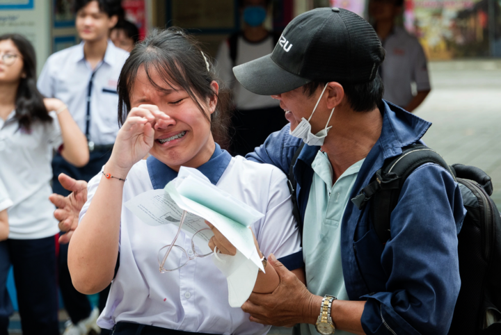 Thí sinh khóc như mưa vì đề Toán khó, thầy cô nói 'nhiều điểm 10 hơn năm ngoái' - Ảnh 2.