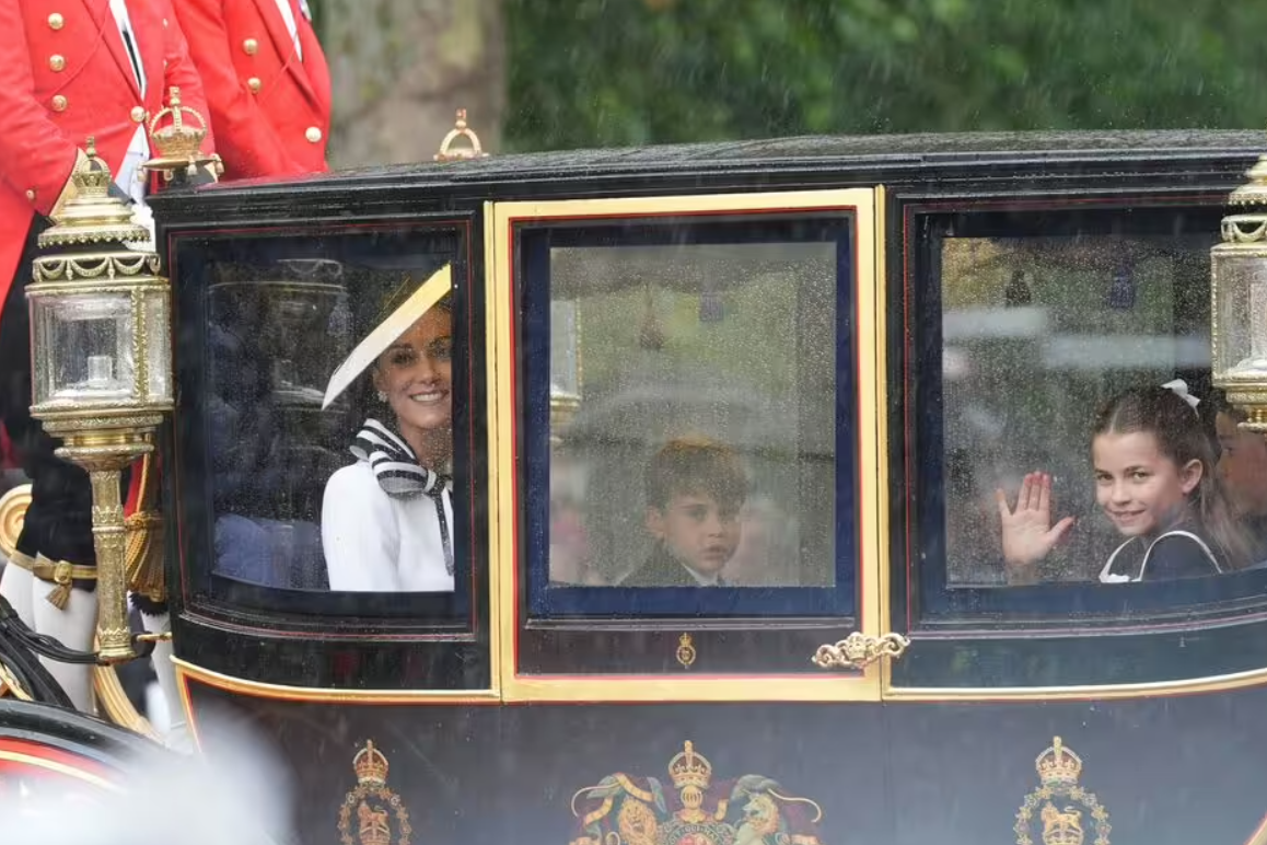 Lễ diễu binh Trooping the Colour: Sinh nhật không đúng ngày của Vua Charles và nghi thức hoàng gia khiến cả nước Anh nín thở- Ảnh 4. Lễ diễu binh Trooping the Colour: Sinh nhật không đúng ngày của Vua Charles và nghi thức hoàng gia khiến cả nước Anh nín thở- Ảnh 4.