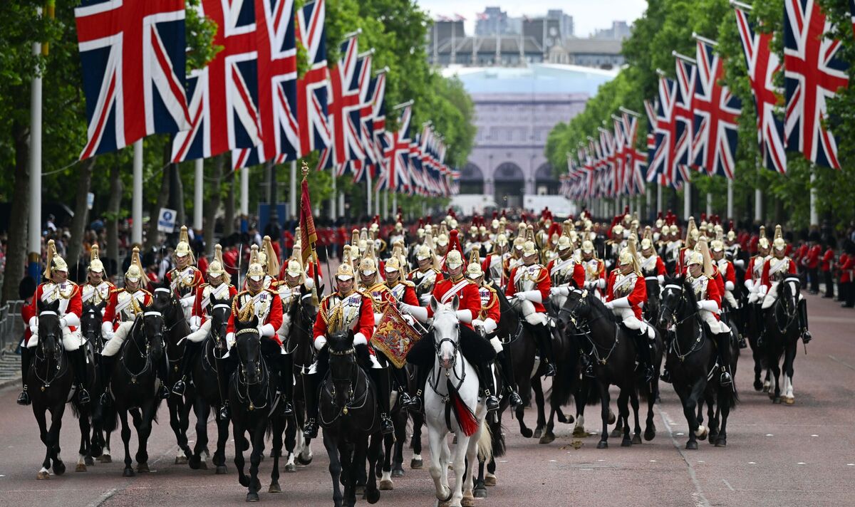 Lễ diễu binh Trooping the Colour: Sinh nhật không đúng ngày của Vua Charles và nghi thức hoàng gia khiến cả nước Anh nín thở- Ảnh 5. Lễ diễu binh Trooping the Colour: Sinh nhật không đúng ngày của Vua Charles và nghi thức hoàng gia khiến cả nước Anh nín thở- Ảnh 5.