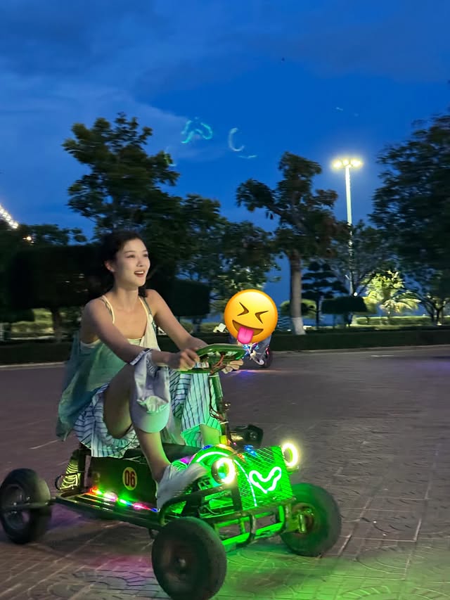 "Em gái quốc dân" Kim Yoo Jung xả ảnh ăn chơi tại Việt Nam: Ít son phấn mà xinh cỡ này! - Ảnh 11. "Em gái quốc dân" Kim Yoo Jung xả ảnh ăn chơi tại Việt Nam: Ít son phấn mà xinh cỡ này! - Ảnh 11.