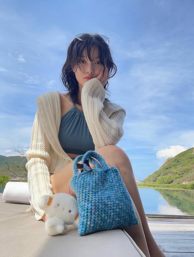 "Em gái quốc dân" Kim Yoo Jung xả ảnh ăn chơi tại Việt Nam: Ít son phấn mà xinh cỡ này! - Ảnh 1. "Em gái quốc dân" Kim Yoo Jung xả ảnh ăn chơi tại Việt Nam: Ít son phấn mà xinh cỡ này! - Ảnh 1.