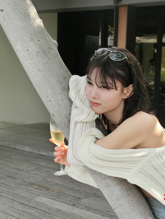 "Em gái quốc dân" Kim Yoo Jung xả ảnh ăn chơi tại Việt Nam: Ít son phấn mà xinh cỡ này! - Ảnh 2. "Em gái quốc dân" Kim Yoo Jung xả ảnh ăn chơi tại Việt Nam: Ít son phấn mà xinh cỡ này! - Ảnh 2.