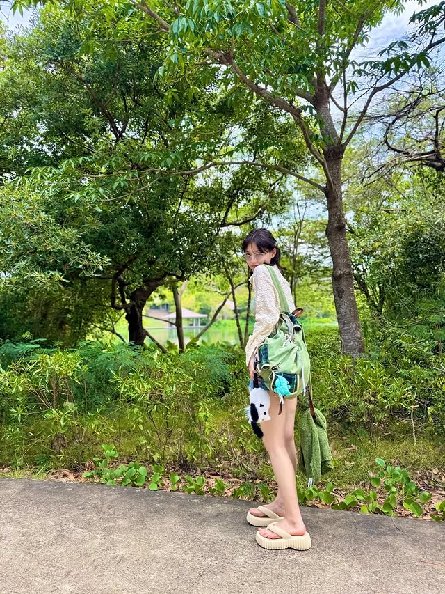 "Em gái quốc dân" Kim Yoo Jung xả ảnh ăn chơi tại Việt Nam: Ít son phấn mà xinh cỡ này! - Ảnh 6. "Em gái quốc dân" Kim Yoo Jung xả ảnh ăn chơi tại Việt Nam: Ít son phấn mà xinh cỡ này! - Ảnh 6.