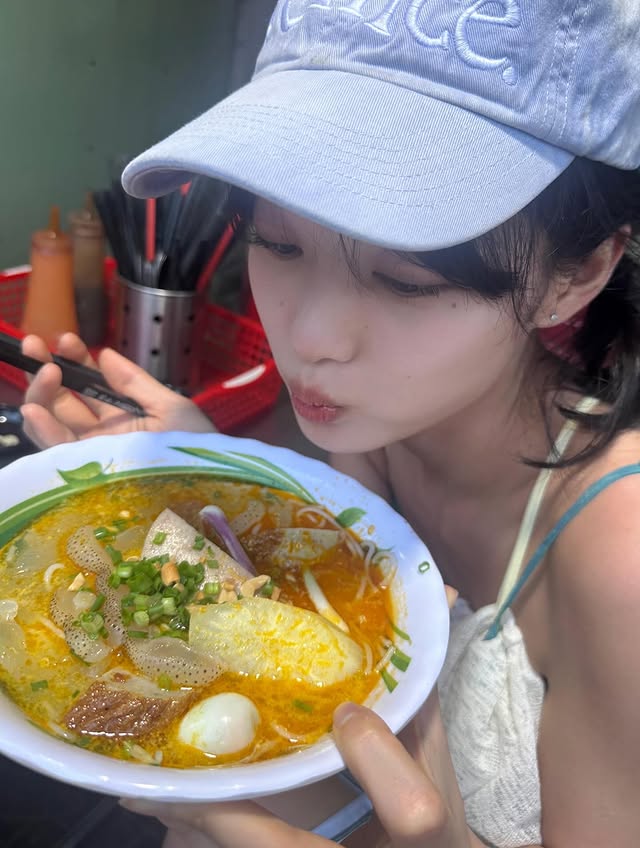 "Em gái quốc dân" Kim Yoo Jung xả ảnh ăn chơi tại Việt Nam: Ít son phấn mà xinh cỡ này! - Ảnh 10. "Em gái quốc dân" Kim Yoo Jung xả ảnh ăn chơi tại Việt Nam: Ít son phấn mà xinh cỡ này! - Ảnh 10.