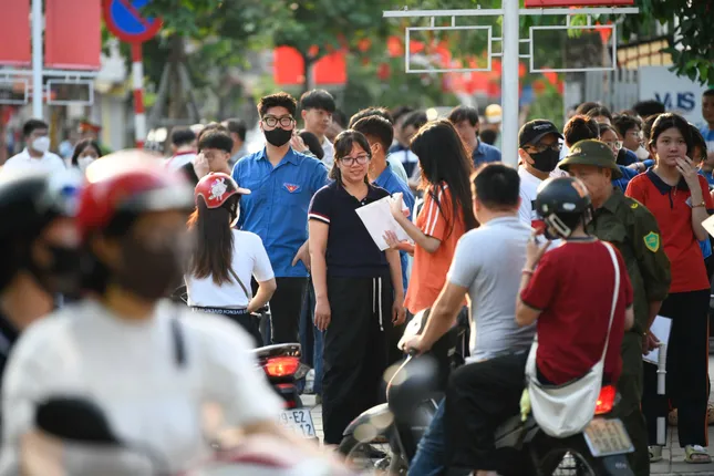 Gần 103.000 thí sinh Hà Nội làm bài Ngữ văn vào lớp 10: Cập nhật đề thi, giải đề - Ảnh 1. Gần 103.000 thí sinh Hà Nội làm bài Ngữ văn vào lớp 10: Cập nhật đề thi, giải đề - Ảnh 1.