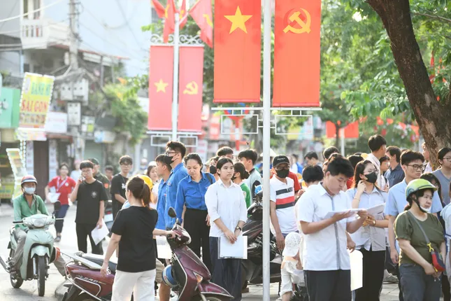 Gần 103.000 thí sinh Hà Nội làm bài Ngữ văn vào lớp 10: Cập nhật đề thi, giải đề - Ảnh 4. Gần 103.000 thí sinh Hà Nội làm bài Ngữ văn vào lớp 10: Cập nhật đề thi, giải đề - Ảnh 4.