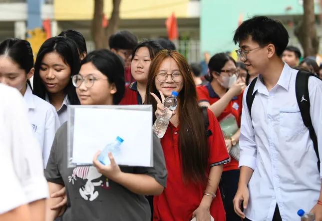 Gần 103.000 thí sinh Hà Nội làm bài Ngữ văn vào lớp 10: Cập nhật đề thi, giải đề - Ảnh 3. Gần 103.000 thí sinh Hà Nội làm bài Ngữ văn vào lớp 10: Cập nhật đề thi, giải đề - Ảnh 3.