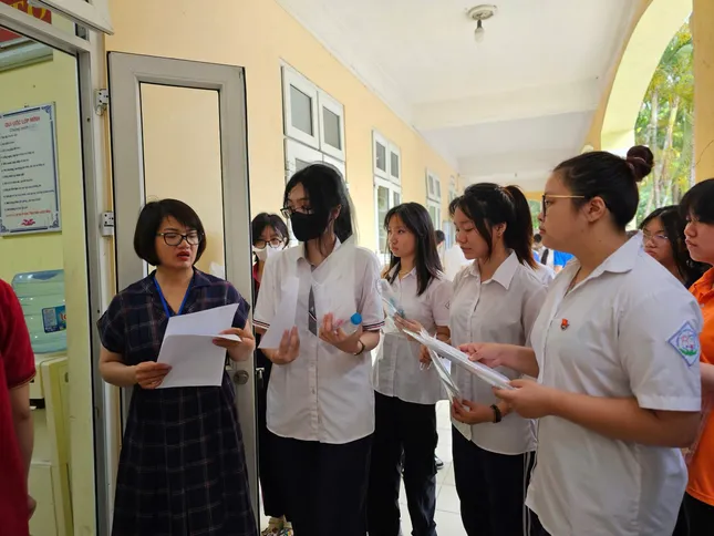 Gần 103.000 thí sinh Hà Nội làm bài Ngữ văn vào lớp 10: Cập nhật đề thi, giải đề - Ảnh 9. Gần 103.000 thí sinh Hà Nội làm bài Ngữ văn vào lớp 10: Cập nhật đề thi, giải đề - Ảnh 9.