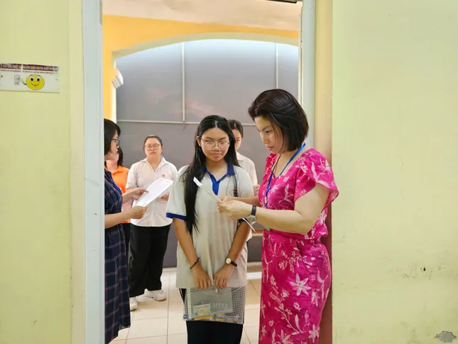 Gần 103.000 thí sinh Hà Nội làm bài Ngữ văn vào lớp 10: Cập nhật đề thi, giải đề - Ảnh 8. Gần 103.000 thí sinh Hà Nội làm bài Ngữ văn vào lớp 10: Cập nhật đề thi, giải đề - Ảnh 8.
