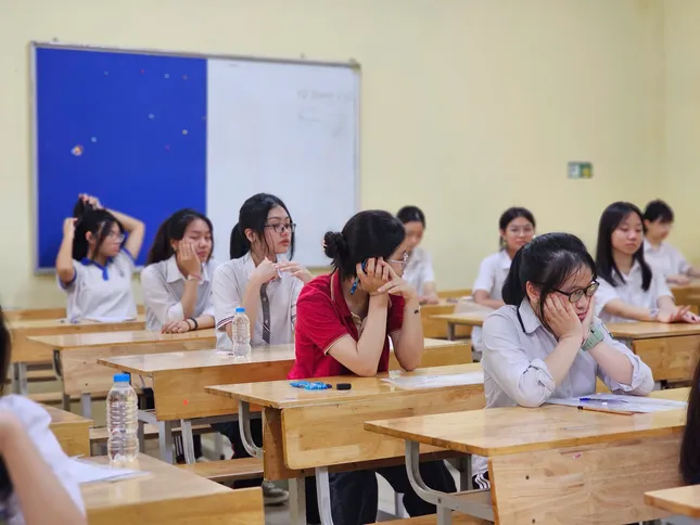 Gần 103.000 thí sinh Hà Nội làm bài Ngữ văn vào lớp 10: Cập nhật đề thi, giải đề - Ảnh 10. Gần 103.000 thí sinh Hà Nội làm bài Ngữ văn vào lớp 10: Cập nhật đề thi, giải đề - Ảnh 10.