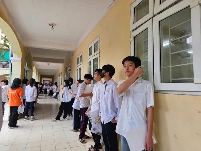 Gần 103.000 thí sinh Hà Nội làm bài Ngữ văn vào lớp 10: Cập nhật đề thi, giải đề - Ảnh 6. Gần 103.000 thí sinh Hà Nội làm bài Ngữ văn vào lớp 10: Cập nhật đề thi, giải đề - Ảnh 6.
