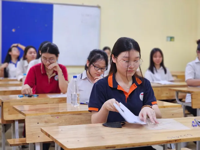 Gần 103.000 thí sinh Hà Nội làm bài Ngữ văn vào lớp 10: Cập nhật đề thi, giải đề - Ảnh 12. Gần 103.000 thí sinh Hà Nội làm bài Ngữ văn vào lớp 10: Cập nhật đề thi, giải đề - Ảnh 12.
