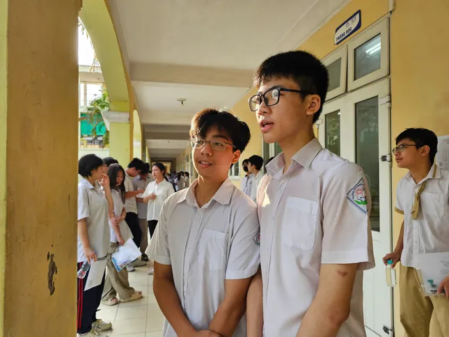Gần 103.000 thí sinh Hà Nội làm bài Ngữ văn vào lớp 10: Cập nhật đề thi, giải đề - Ảnh 7. Gần 103.000 thí sinh Hà Nội làm bài Ngữ văn vào lớp 10: Cập nhật đề thi, giải đề - Ảnh 7.