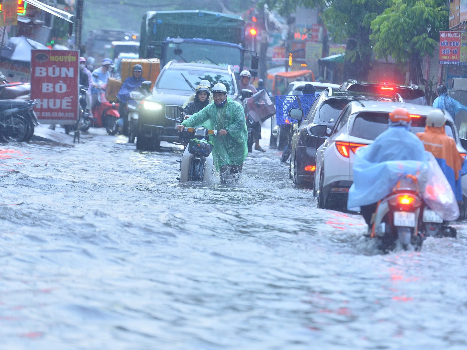 Ảnh: Mưa lớn khiến đường phố Hà Nội ngập sâu ngày cuối tuần, hàng loạt phương tiện chết máy - Ảnh 2. Ảnh: Mưa lớn khiến đường phố Hà Nội ngập sâu ngày cuối tuần, hàng loạt phương tiện chết máy - Ảnh 2.