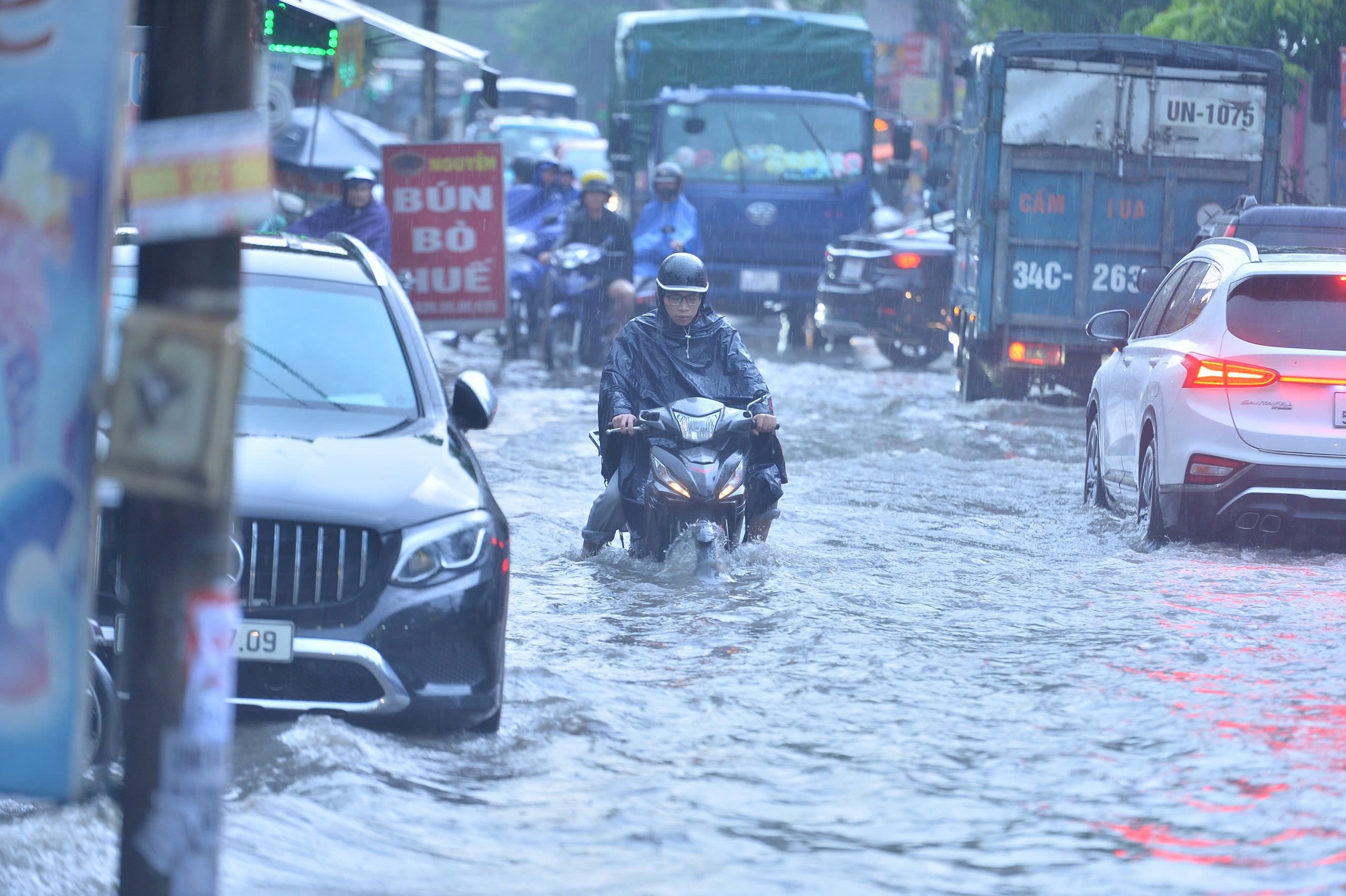 Ảnh: Mưa lớn khiến đường phố Hà Nội ngập sâu ngày cuối tuần, hàng loạt phương tiện chết máy - Ảnh 3. Ảnh: Mưa lớn khiến đường phố Hà Nội ngập sâu ngày cuối tuần, hàng loạt phương tiện chết máy - Ảnh 3.