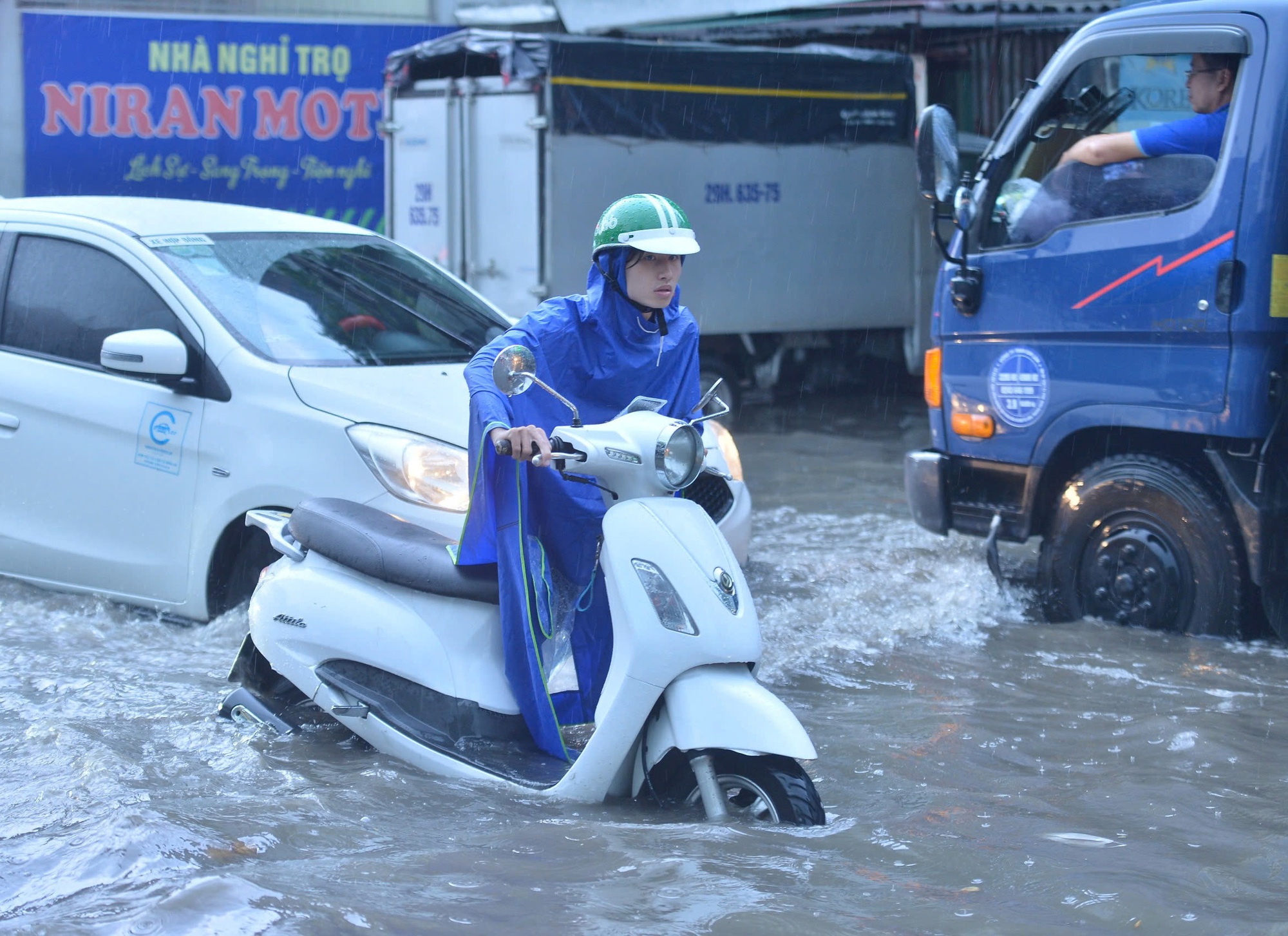 Ảnh: Mưa lớn khiến đường phố Hà Nội ngập sâu ngày cuối tuần, hàng loạt phương tiện chết máy - Ảnh 6. Ảnh: Mưa lớn khiến đường phố Hà Nội ngập sâu ngày cuối tuần, hàng loạt phương tiện chết máy - Ảnh 6.