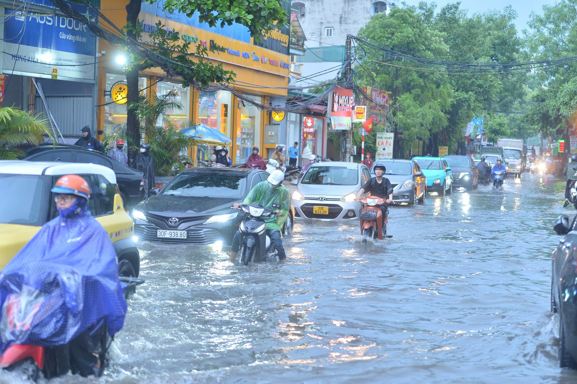 Ảnh: Mưa lớn khiến đường phố Hà Nội ngập sâu ngày cuối tuần, hàng loạt phương tiện chết máy - Ảnh 1. Ảnh: Mưa lớn khiến đường phố Hà Nội ngập sâu ngày cuối tuần, hàng loạt phương tiện chết máy - Ảnh 1.