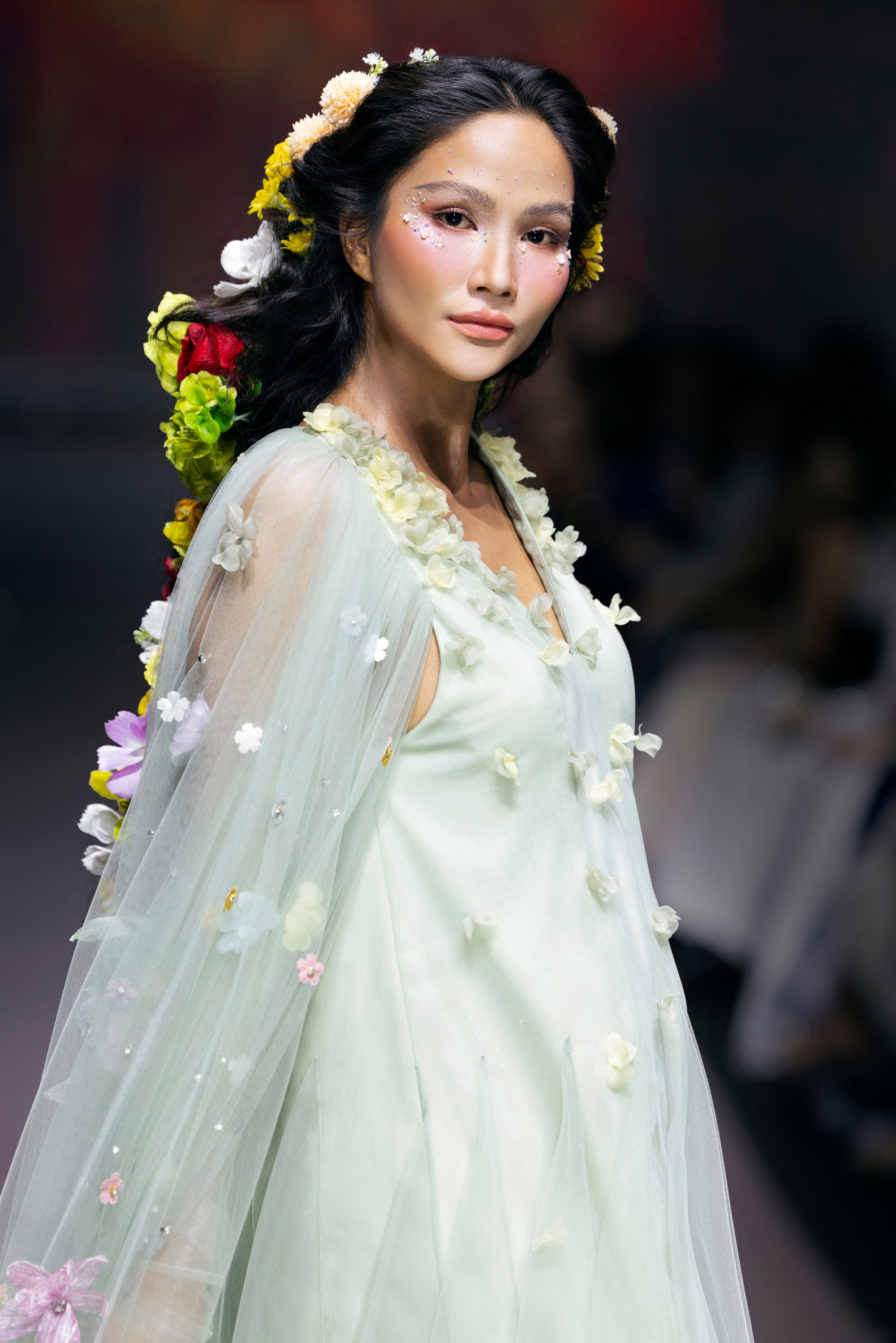 Hoa hậu H’Hen Niê sải bước vedette sau tin vui mang thai - Ảnh 3. Hoa hậu H’Hen Niê sải bước vedette sau tin vui mang thai - Ảnh 3.