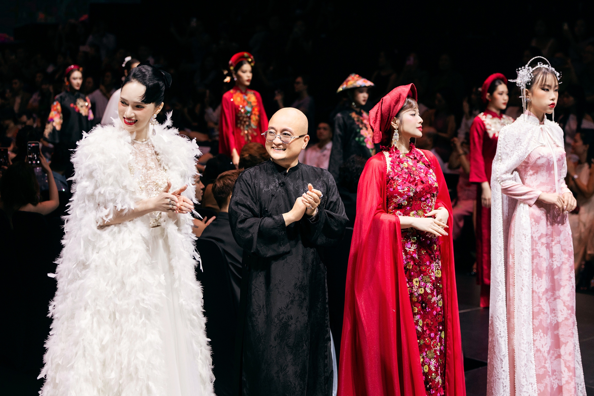 Sao mai Nguyễn Thu Hằng tái xuất, hát mở màn show thời trang Cao Minh Tiến- Ảnh 1. Sao mai Nguyễn Thu Hằng tái xuất, hát mở màn show thời trang Cao Minh Tiến- Ảnh 1.