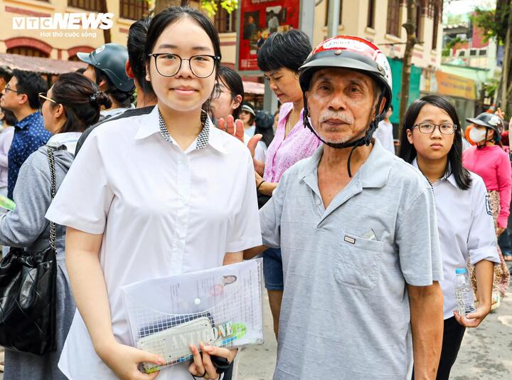 Ông ngoại 71 tuổi chờ ở điểm trường từ 5h để động viên cháu thi vào lớp 10 - Ảnh 3. Ông ngoại 71 tuổi chờ ở điểm trường từ 5h để động viên cháu thi vào lớp 10 - Ảnh 3.