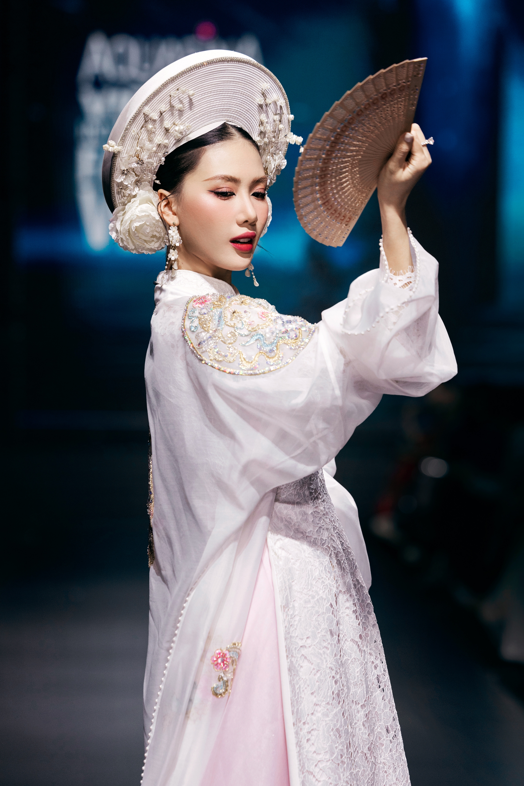 Sao mai Nguyễn Thu Hằng tái xuất, hát mở màn show thời trang Cao Minh Tiến- Ảnh 6. Sao mai Nguyễn Thu Hằng tái xuất, hát mở màn show thời trang Cao Minh Tiến- Ảnh 6.