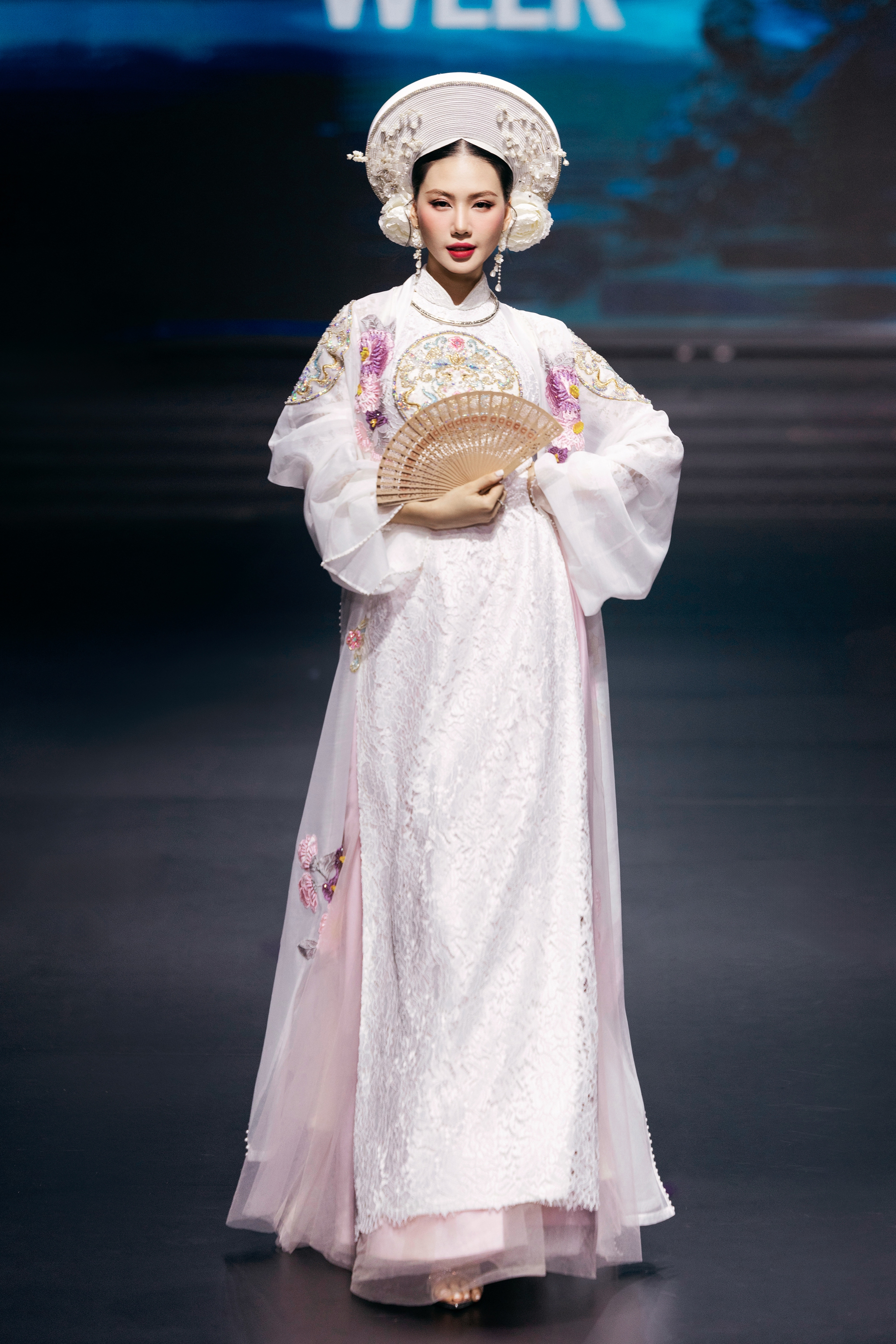 Sao mai Nguyễn Thu Hằng tái xuất trong show thời trang của Cao Minh Tiến - Ảnh 7. Sao mai Nguyễn Thu Hằng tái xuất trong show thời trang của Cao Minh Tiến - Ảnh 7.