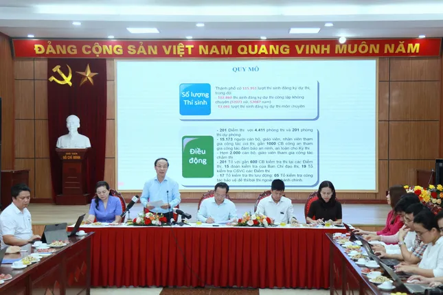 Lãnh đạo Sở GD&ĐT Hà Nội: Đề thi nhiều điểm mới, không có chuyện 'chấm lỏng, chấm chặt' - Ảnh 1. Lãnh đạo Sở GD&ĐT Hà Nội: Đề thi nhiều điểm mới, không có chuyện 'chấm lỏng, chấm chặt' - Ảnh 1.