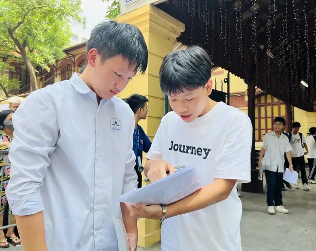 Lãnh đạo Sở GD&ĐT Hà Nội: Đề thi nhiều điểm mới, không có chuyện 'chấm lỏng, chấm chặt' - Ảnh 2. Lãnh đạo Sở GD&ĐT Hà Nội: Đề thi nhiều điểm mới, không có chuyện 'chấm lỏng, chấm chặt' - Ảnh 2.